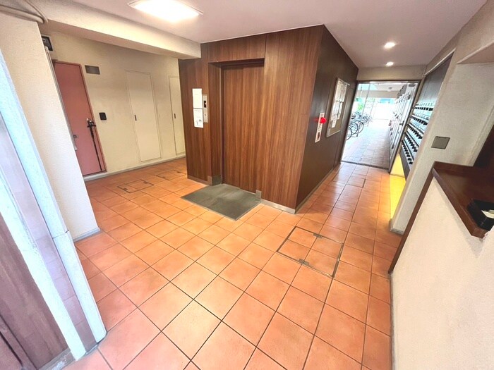 物件外観写真4　(エントランス部分)