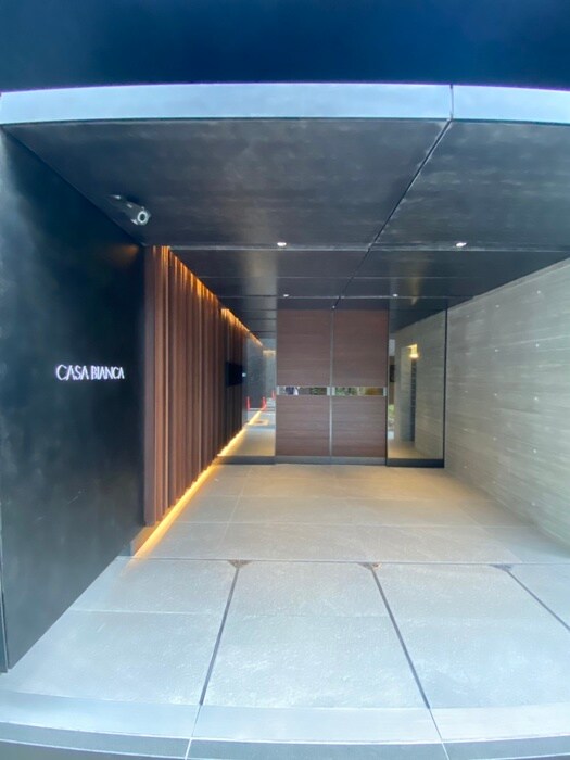 物件外観写真3　(エントランス部分)