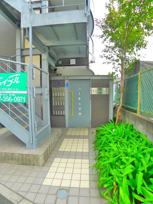 物件外観写真2　(エントランス部分)