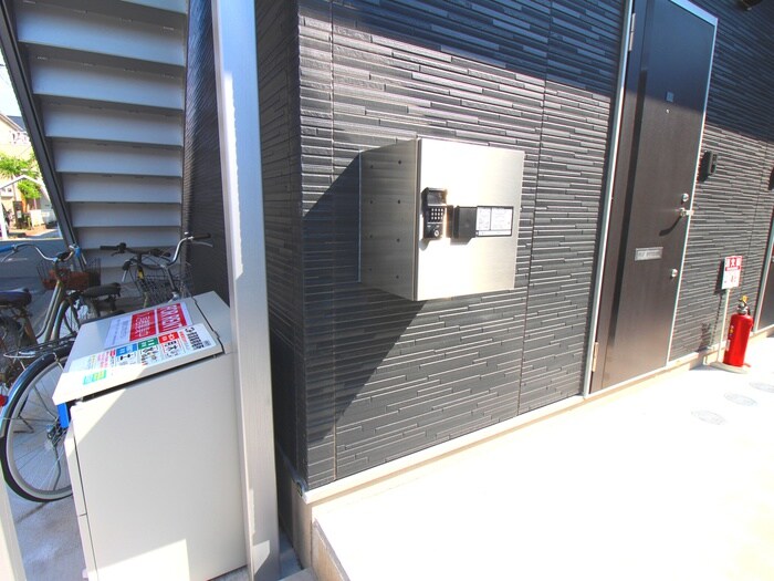 物件外観写真4　(バイク置き場)