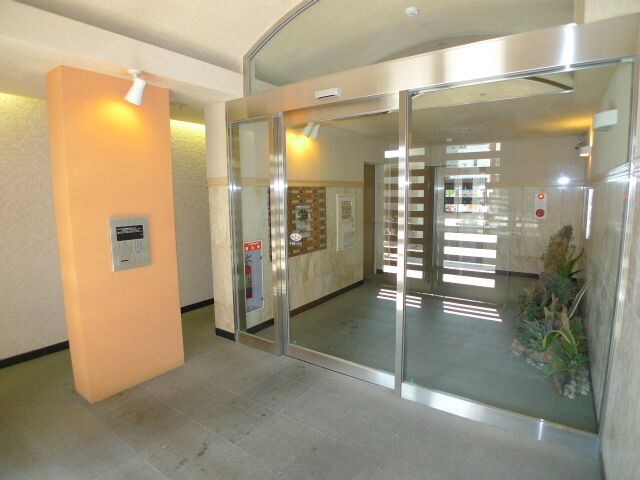 物件外観写真2　(エントランス部分)