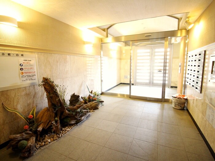 物件外観写真4　(エントランス部分)