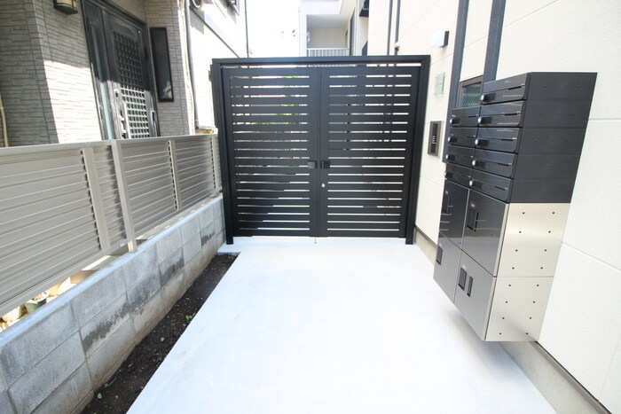 物件外観写真3　(エントランス部分)