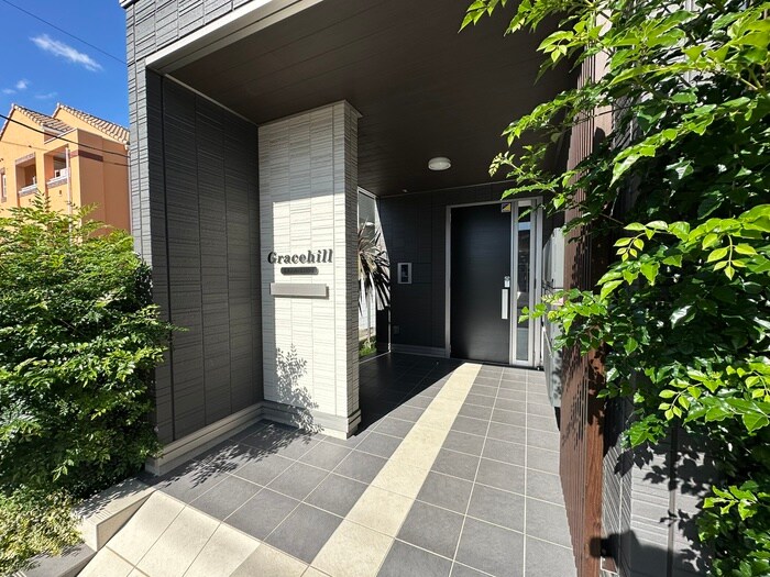 物件外観写真4　(エントランス部分)