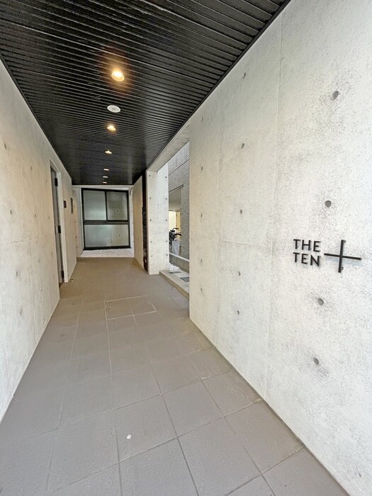 物件外観写真2　(エントランス部分)