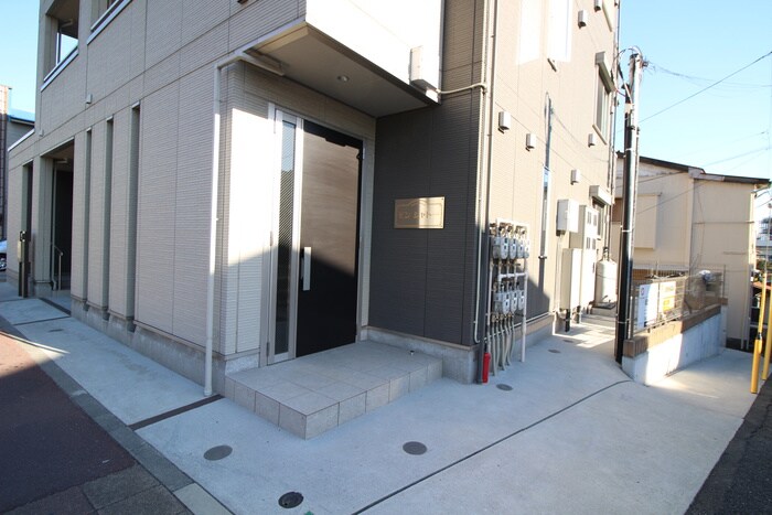 物件外観写真2　(エントランス部分)