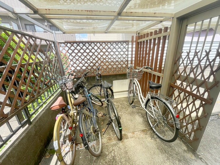 物件外観写真3　(駐輪場)