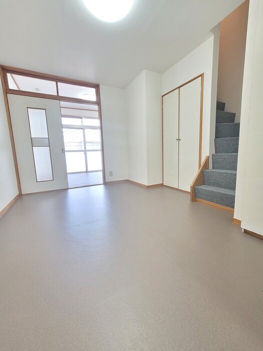 物件内観写真7　(室内からの展望)