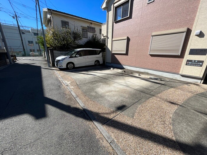 物件外観写真6　(駐車場)