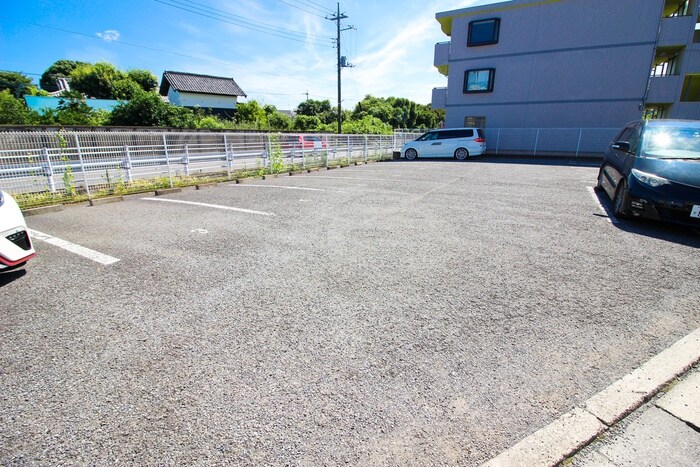 物件外観写真3　(駐車場)