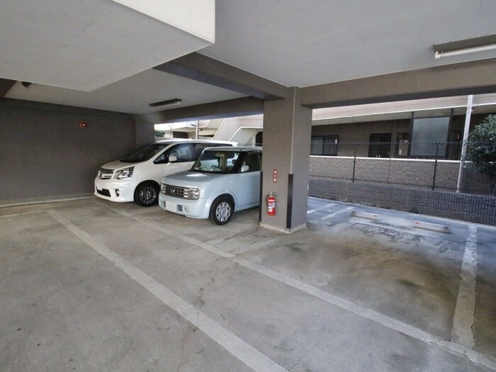 物件外観写真6　(駐車場)