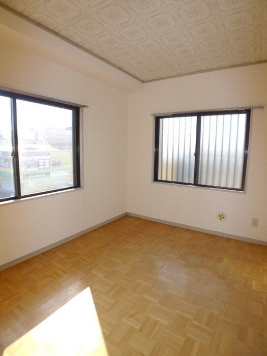 物件内観写真8　(室内からの展望)