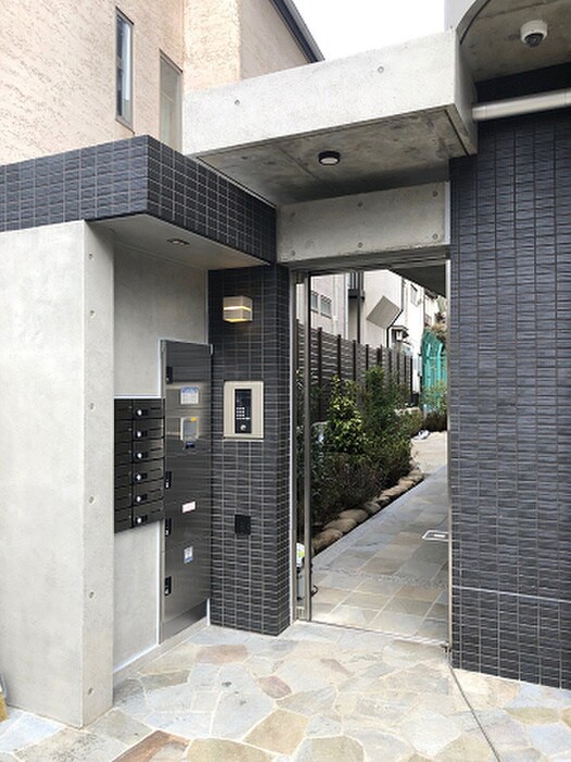 物件外観写真2　(エントランス部分)