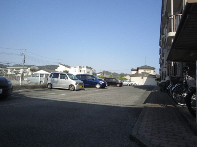 物件外観写真3　(駐車場)