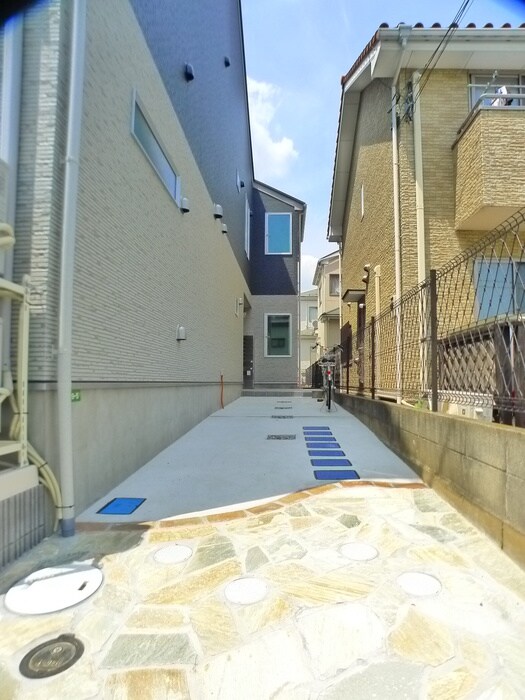 物件外観写真2　(エントランス部分)