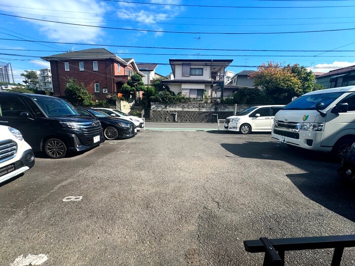 物件外観写真3　(駐車場)