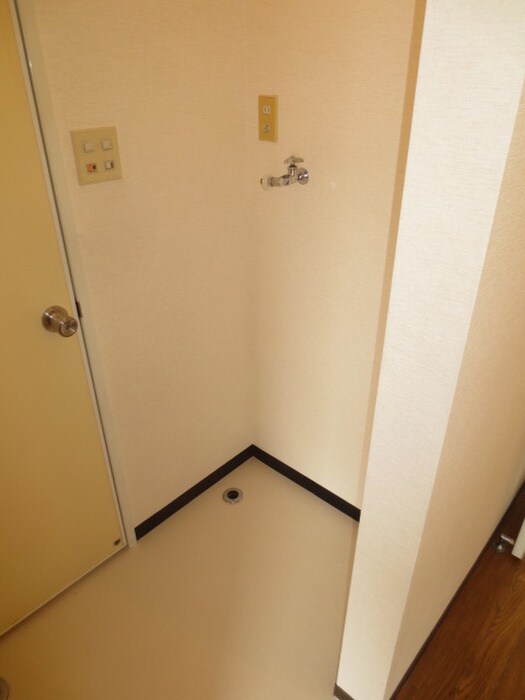 物件内観写真6　(洗濯機置場)
