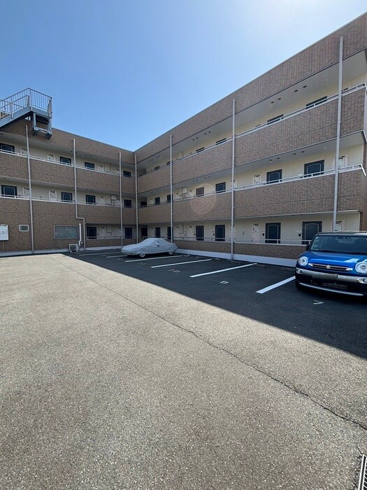 物件外観写真2　(駐車場)