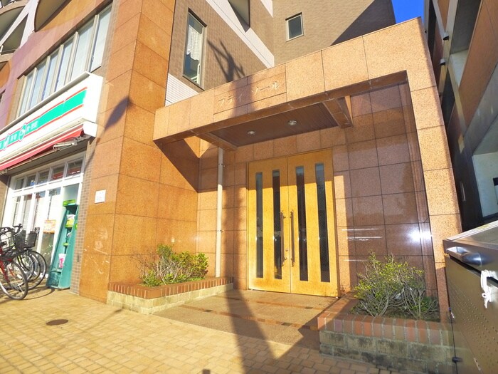 物件外観写真2　(エントランス部分)