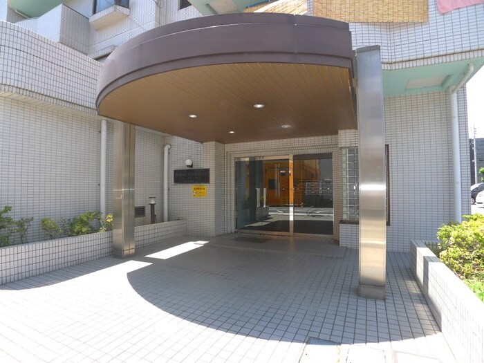 物件外観写真3　(エントランス部分)