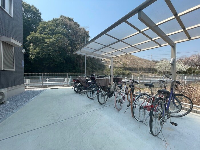 物件外観写真3　(駐輪場)