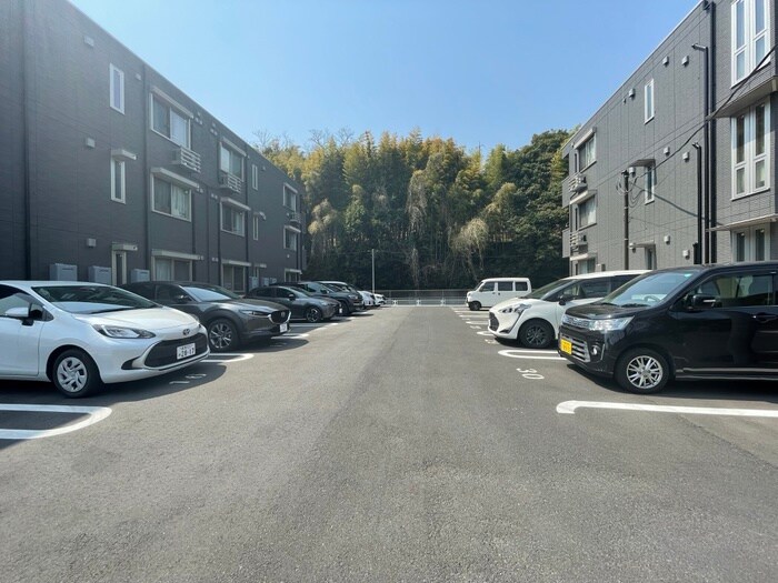 物件外観写真5　(駐車場)