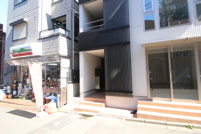 物件外観写真3　(エントランス部分)