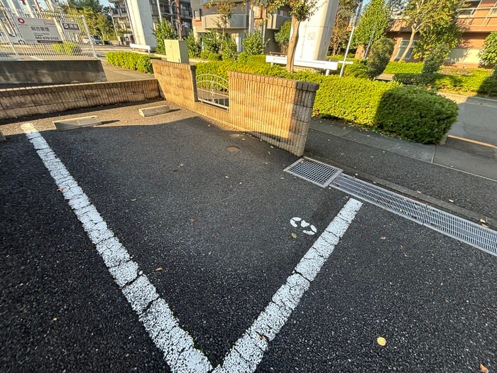 物件外観写真3　(駐車場)