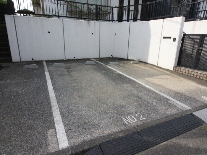 物件外観写真3　(駐車場)