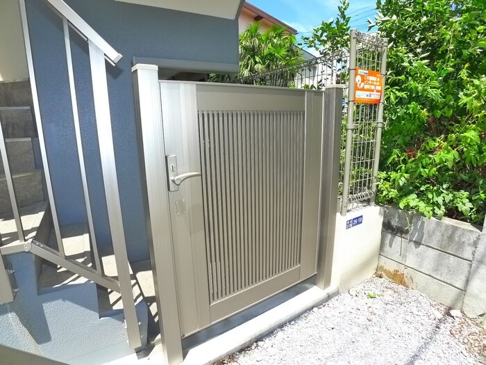 物件外観写真3　(エントランス部分)