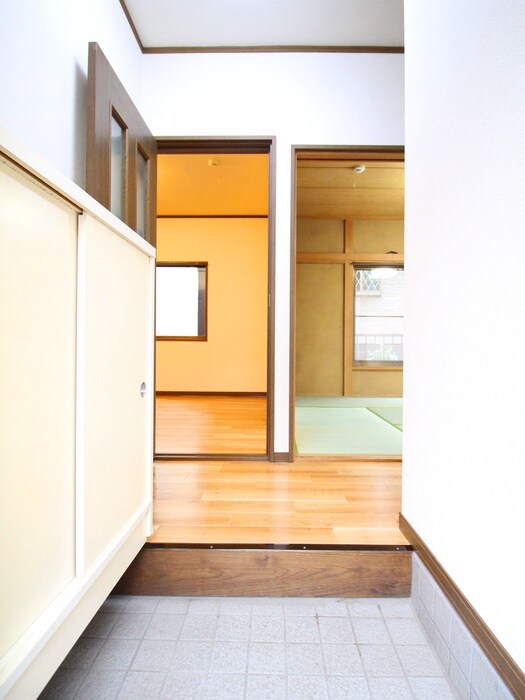 物件内観写真13　(玄関)