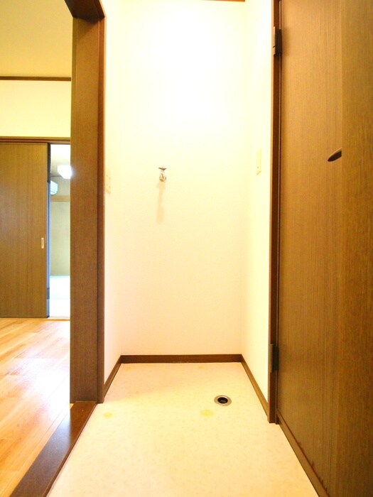 物件内観写真16　(洗濯機置場)