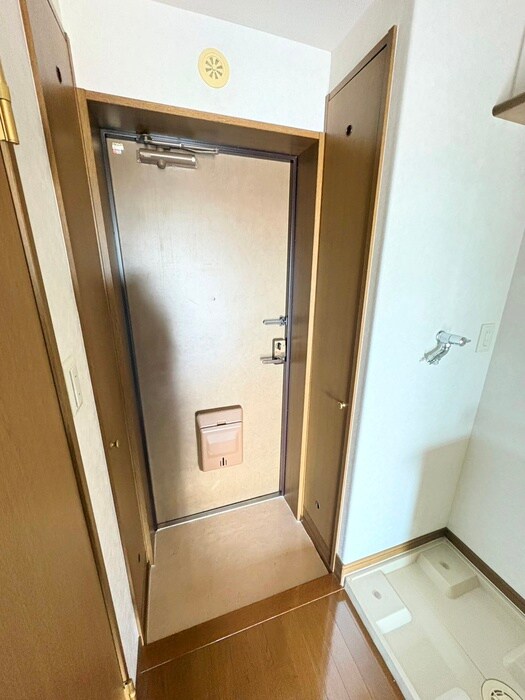 物件内観写真13　(玄関)