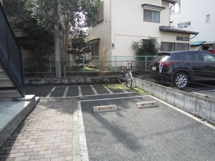 物件外観写真3　(駐車場)