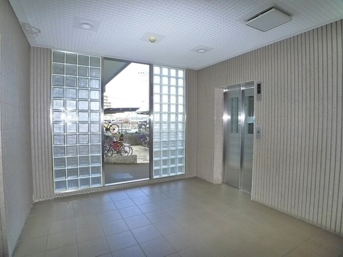 物件外観写真4　(エントランス部分)