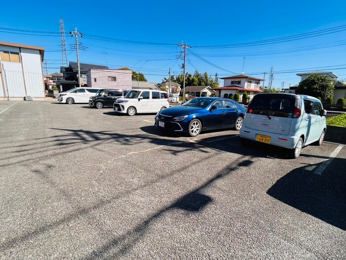物件外観写真3　(駐車場)