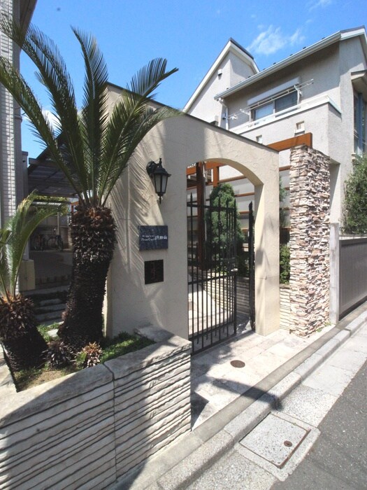 物件外観写真4　(エントランス部分)