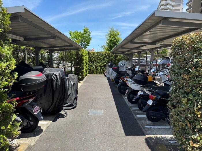 物件外観写真3　(バイク置き場)