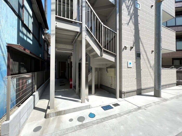 物件外観写真4　(エントランス部分)