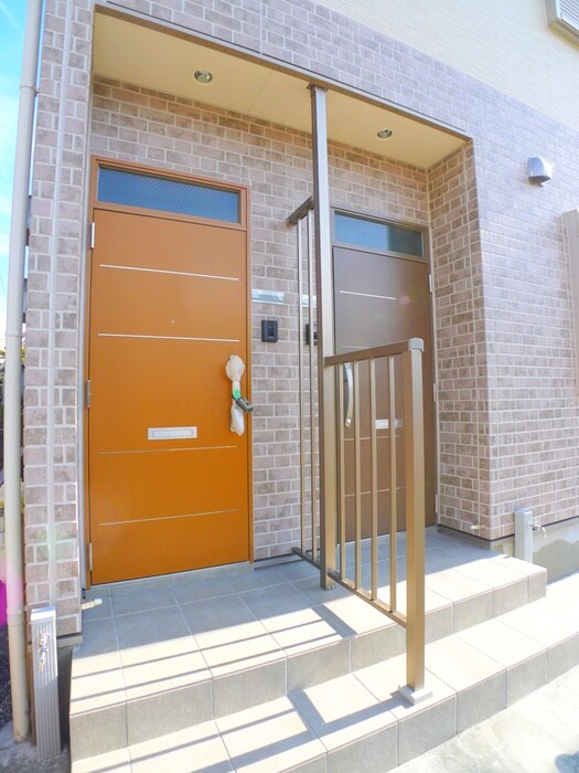 物件外観写真2　(エントランス部分)