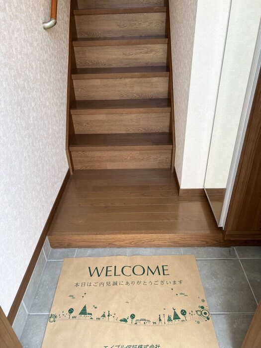 物件内観写真4　(玄関)