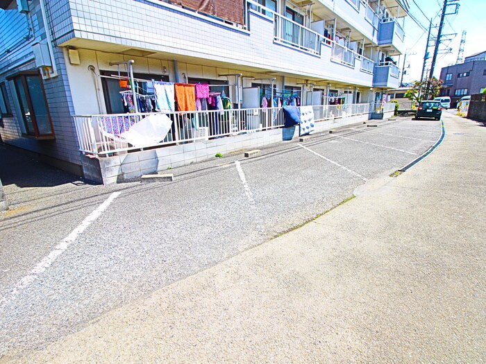 物件外観写真4　(駐車場)