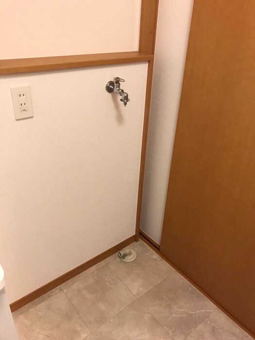 物件内観写真8　(洗濯機置場)