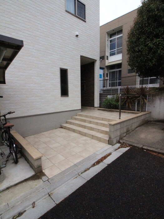 物件外観写真3　(エントランス部分)