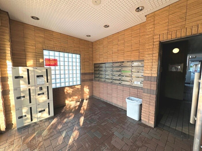 物件外観写真4　(エントランス部分)