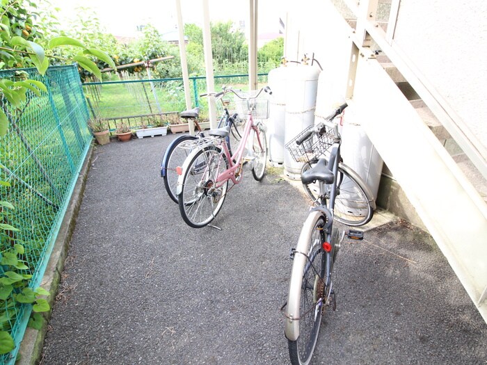 物件外観写真5　(駐輪場)