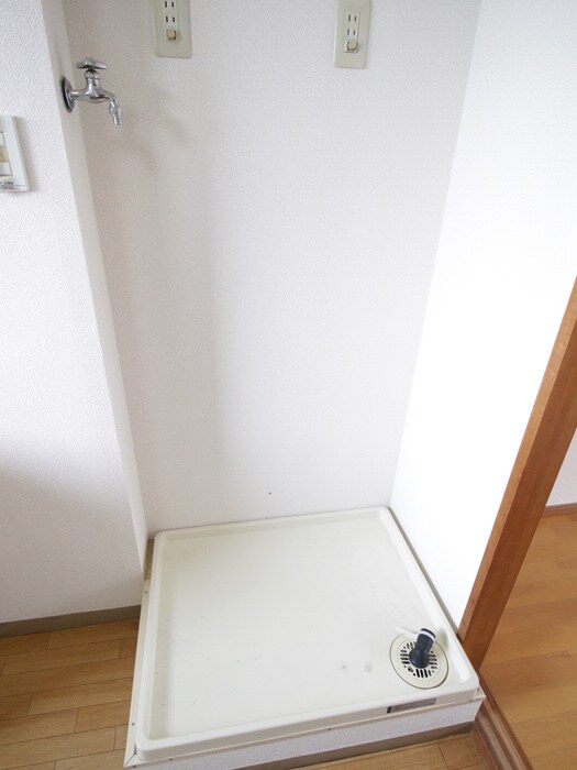 物件内観写真11　(洗濯機置場)