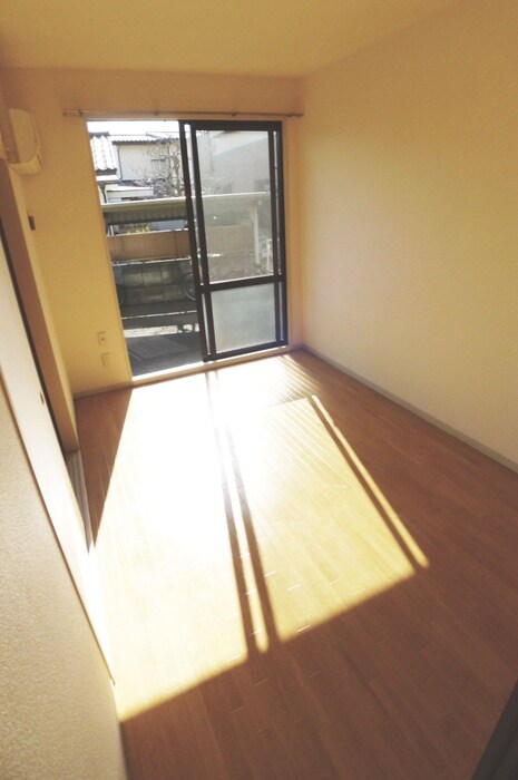 物件内観写真3　(室内からの展望)