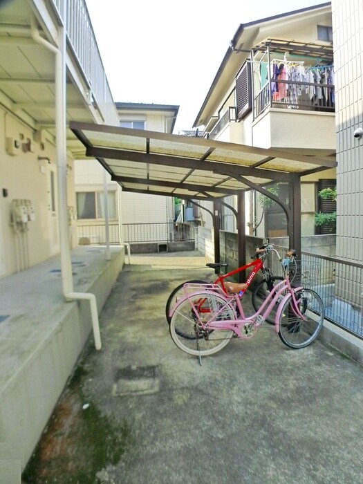物件外観写真6　(バイク置き場)