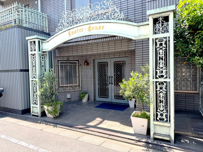 物件外観写真4　(エントランス部分)